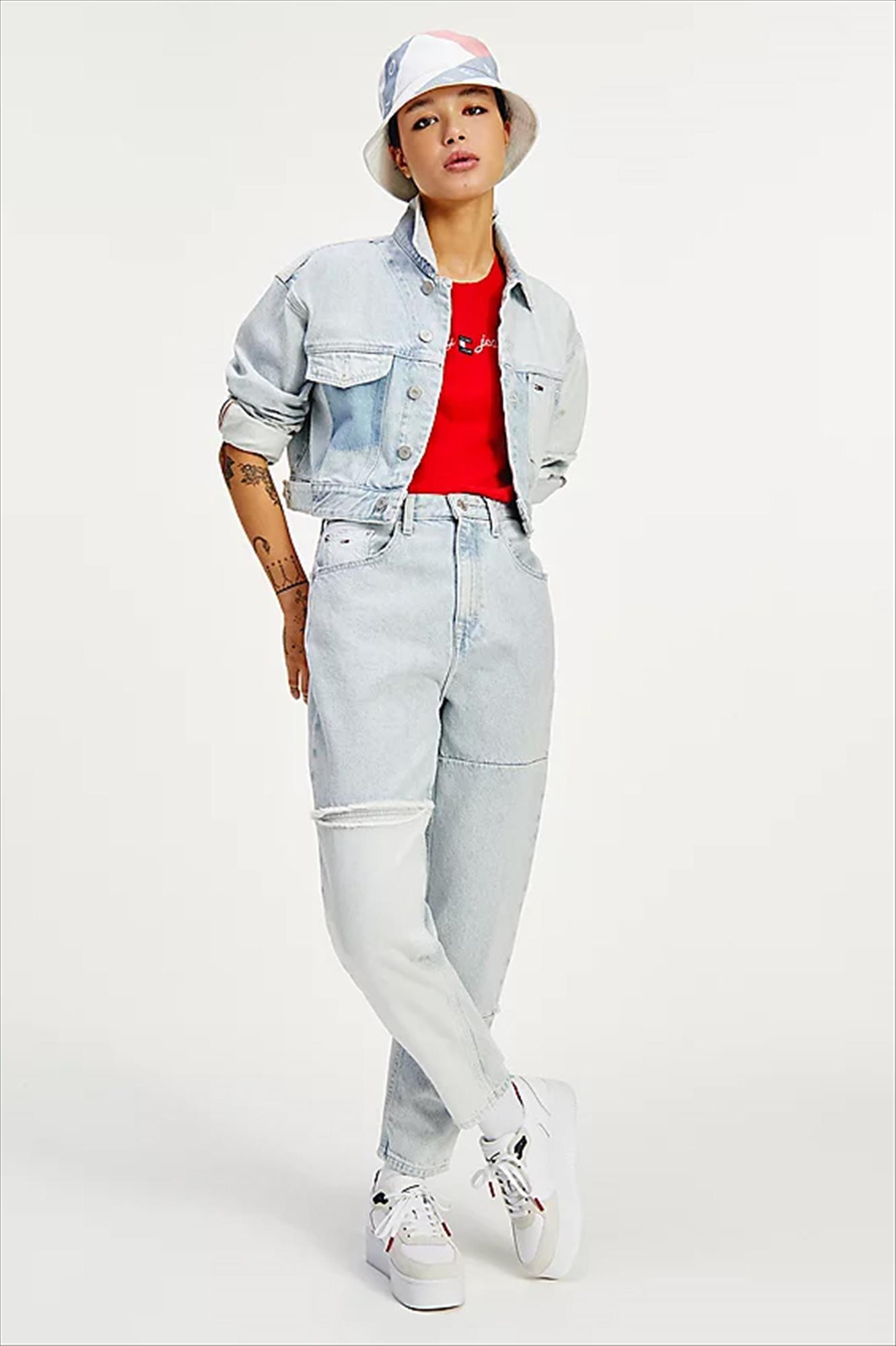Tommy Jeans - Lichtblauwe Ultra High Rise Tapered Mom Jeans