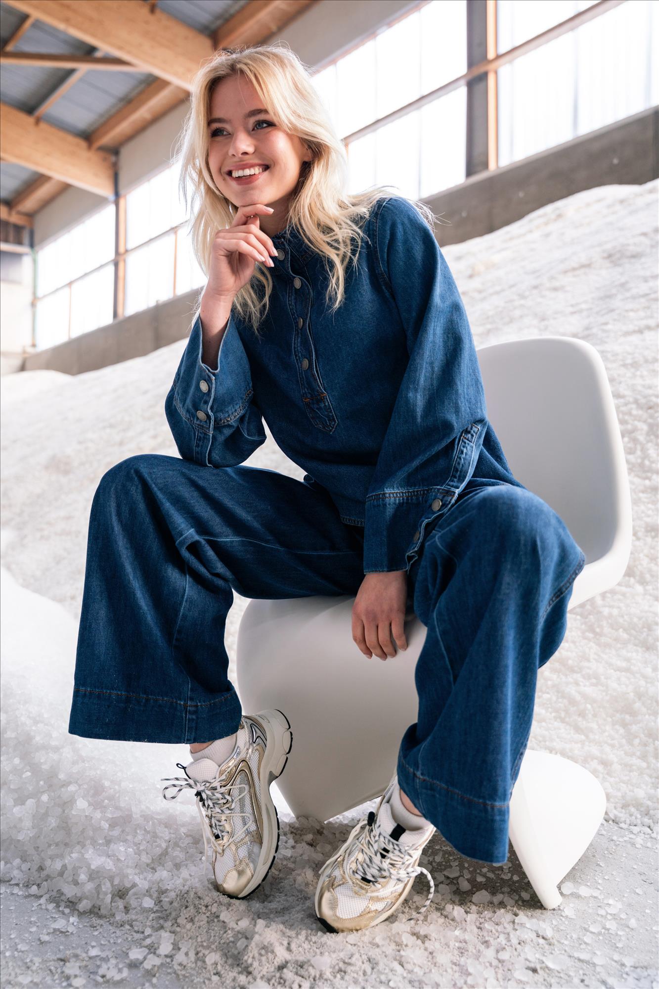 My Essential Wardrobe - Donkerblauwe Hilma blouse